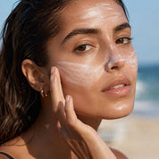 Application de L'Écran Minéral Hendiya® sur le visage, fini invisible sans traces blanches