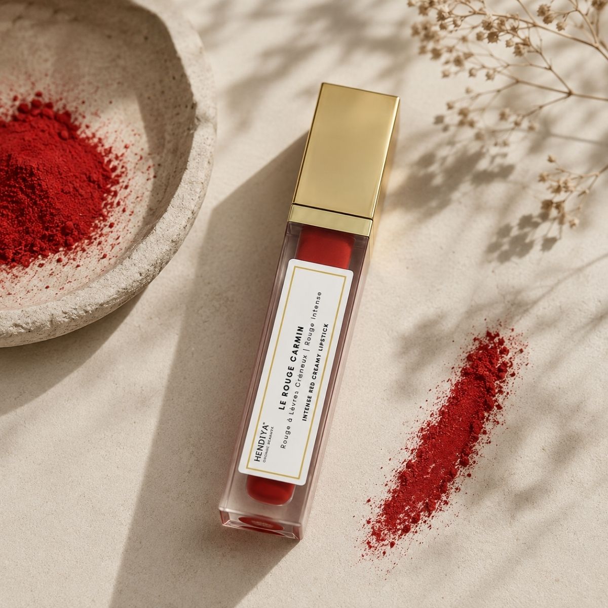 Rouge Carmin Hendiya, rouge à lèvres bio crémeux dans une mise en scène naturelle