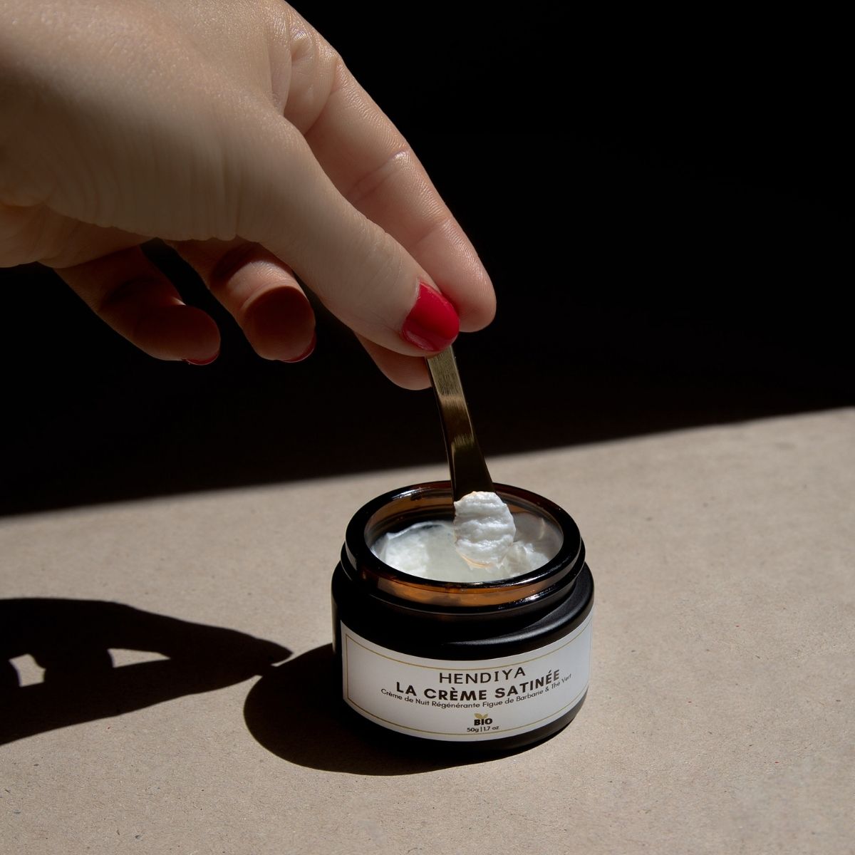 Texture veloutée de La Crème Satinée, crème de nuit nourrissante bio Hendiya®